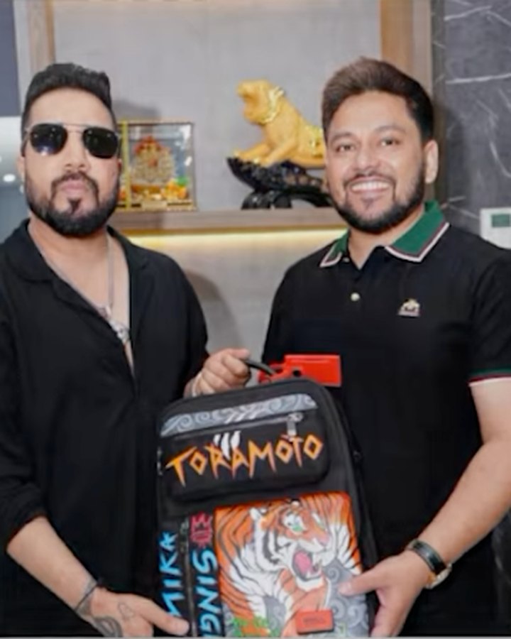 Mika Singh holding his hand-painted Tora Moto tiger bag